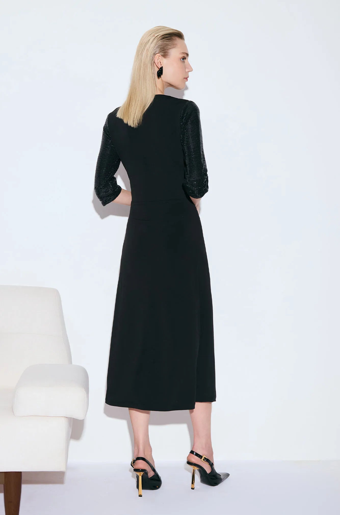ONE UP - Vestido Crepe Black C/ Mini Paetê