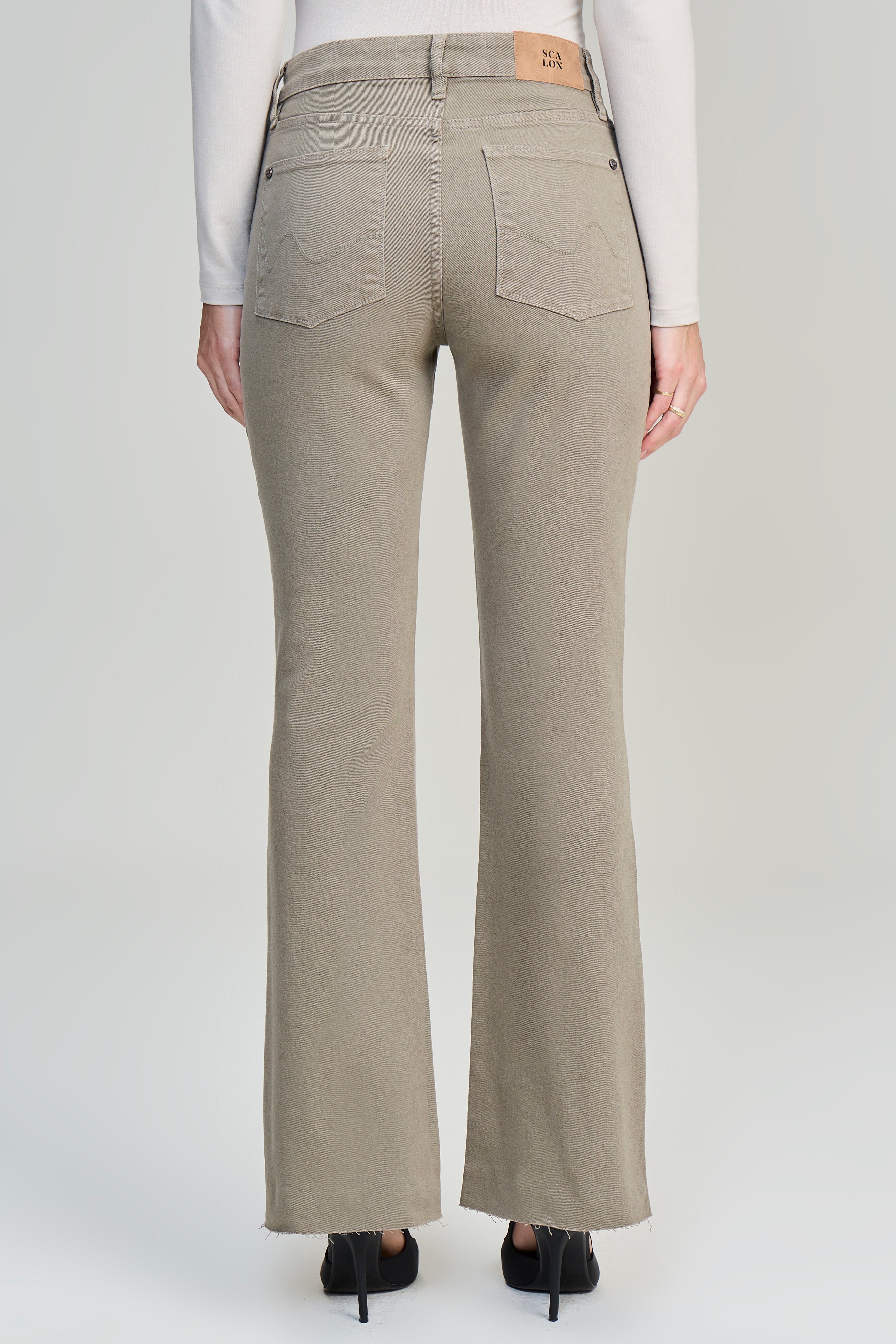 SCALON - Calça Sarja Boot Cut Caqui Verde