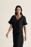 CORI - Blusa Decote V Pesponto em Linho Preto - Verão 27