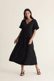 CORI - Blusa Decote V Pesponto em Linho Preto - Verão 27