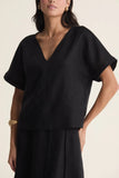CORI - Blusa Decote V Pesponto em Linho Preto - Verão 27