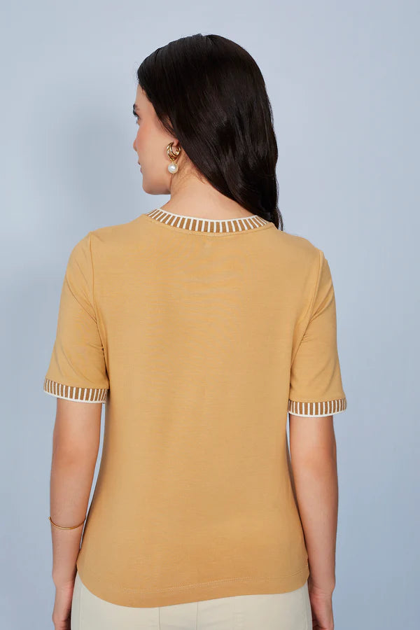 SCALON - T-shirt Malha Manga Curta Pesponto Caramelo