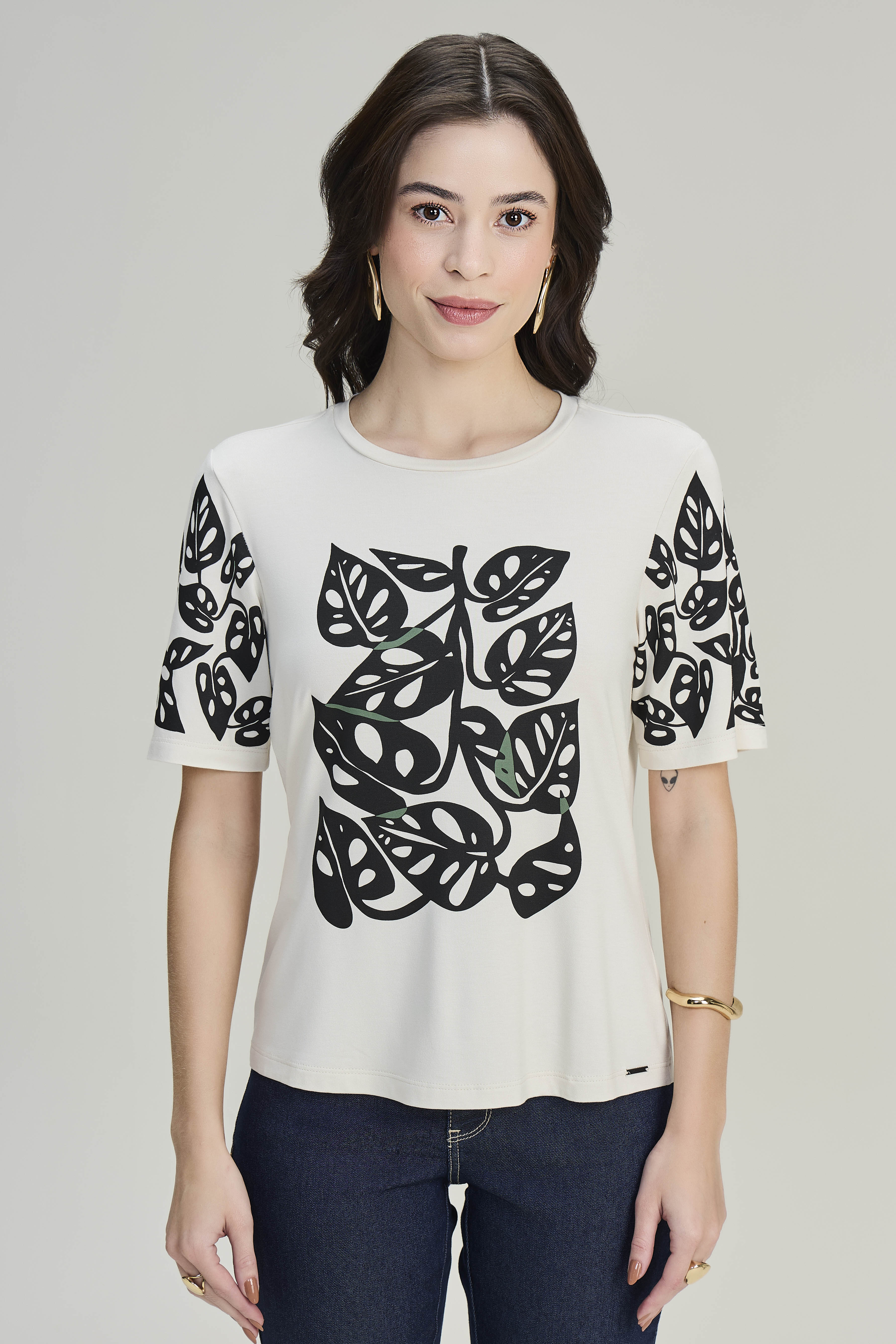 SCALON - T-shirt Malha Manga Curta Folhas Preto Estampado