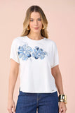 SCALON - Blusa Malha Manga Curta Hibisco Azul Estampado