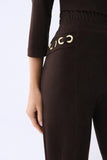 ONE UP - Calça Crepe Brown C/ Ilhos Marrom