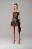 CAOS - Vestido Mini Strapless Rendado C/ Faixa Longa em Cascata Lateral Preto