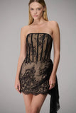CAOS - Vestido Mini Strapless Rendado C/ Faixa Longa em Cascata Lateral Preto