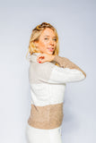 ESGOTADO - ANSELMI (AMBICIONE) - Blusa de Tricô Manga Longa com Gola Removível Bege Listrado - Inverno 21
